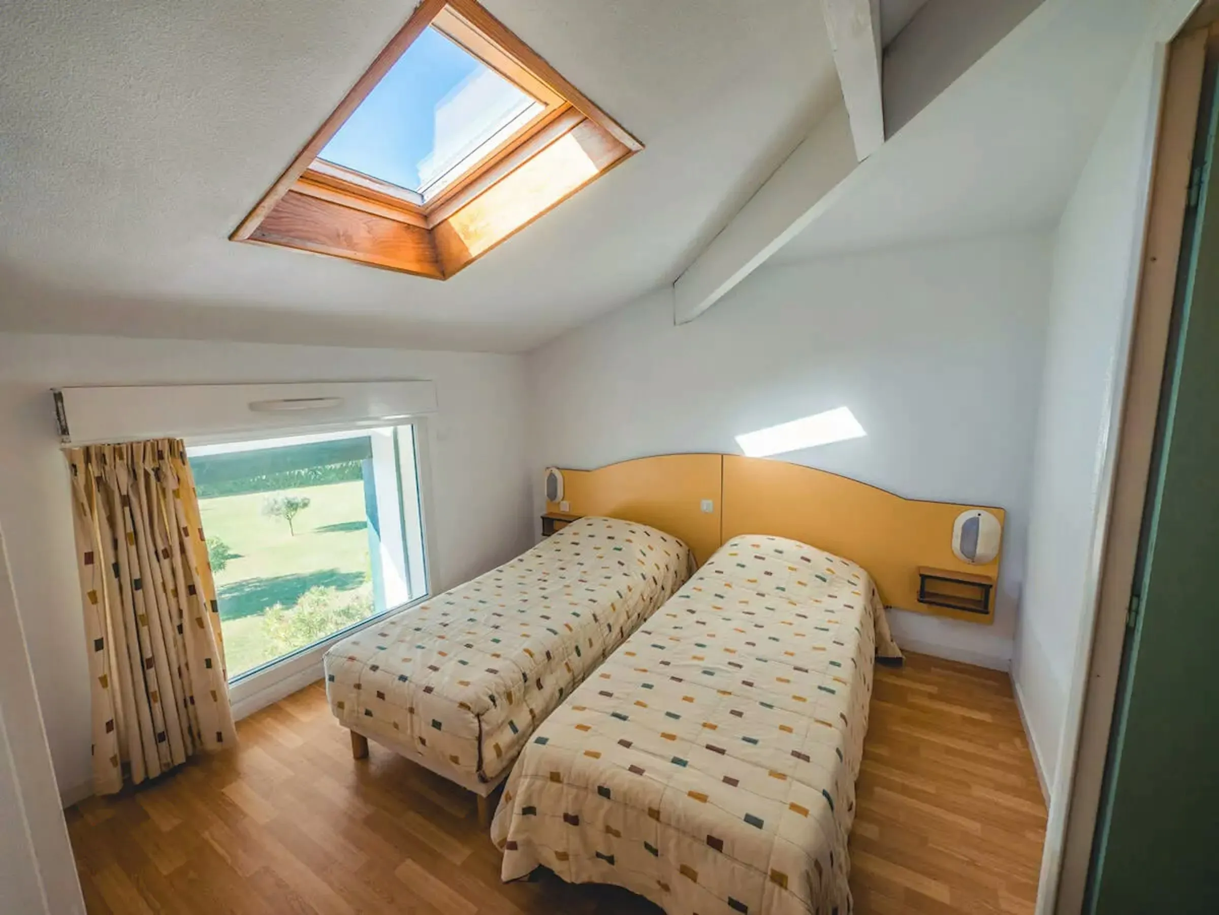 Schlafzimmer mit Doppelbett