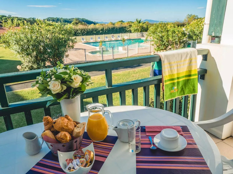 Balkon mit Blick auf den Pool