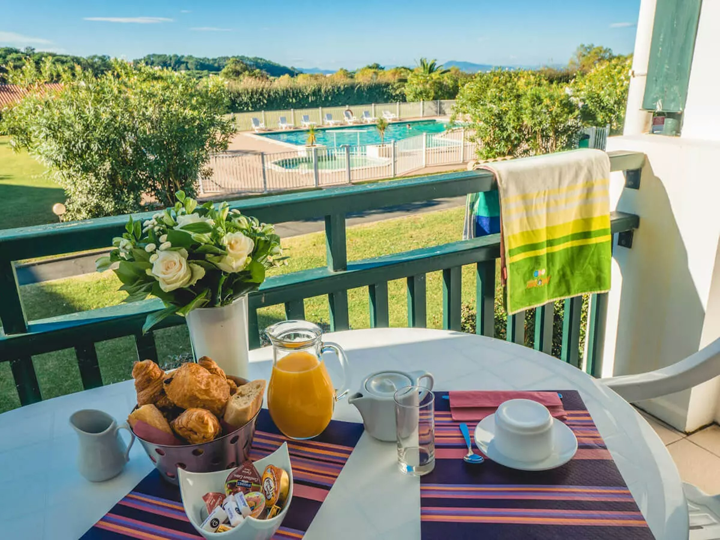 Balkon mit Blick auf den Pool