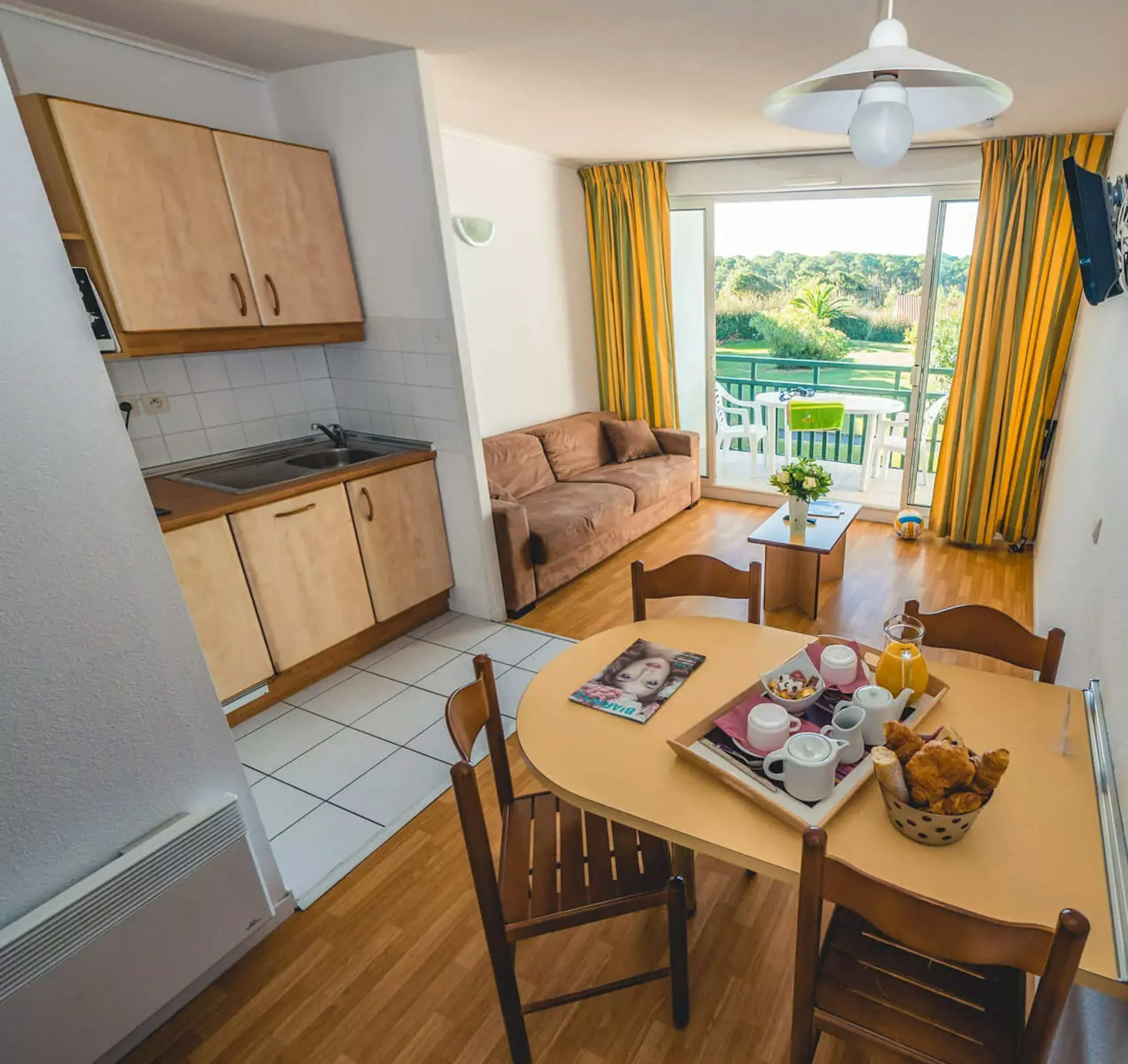 Wohnung mit Esstisch, Küchenzeile und Sofa