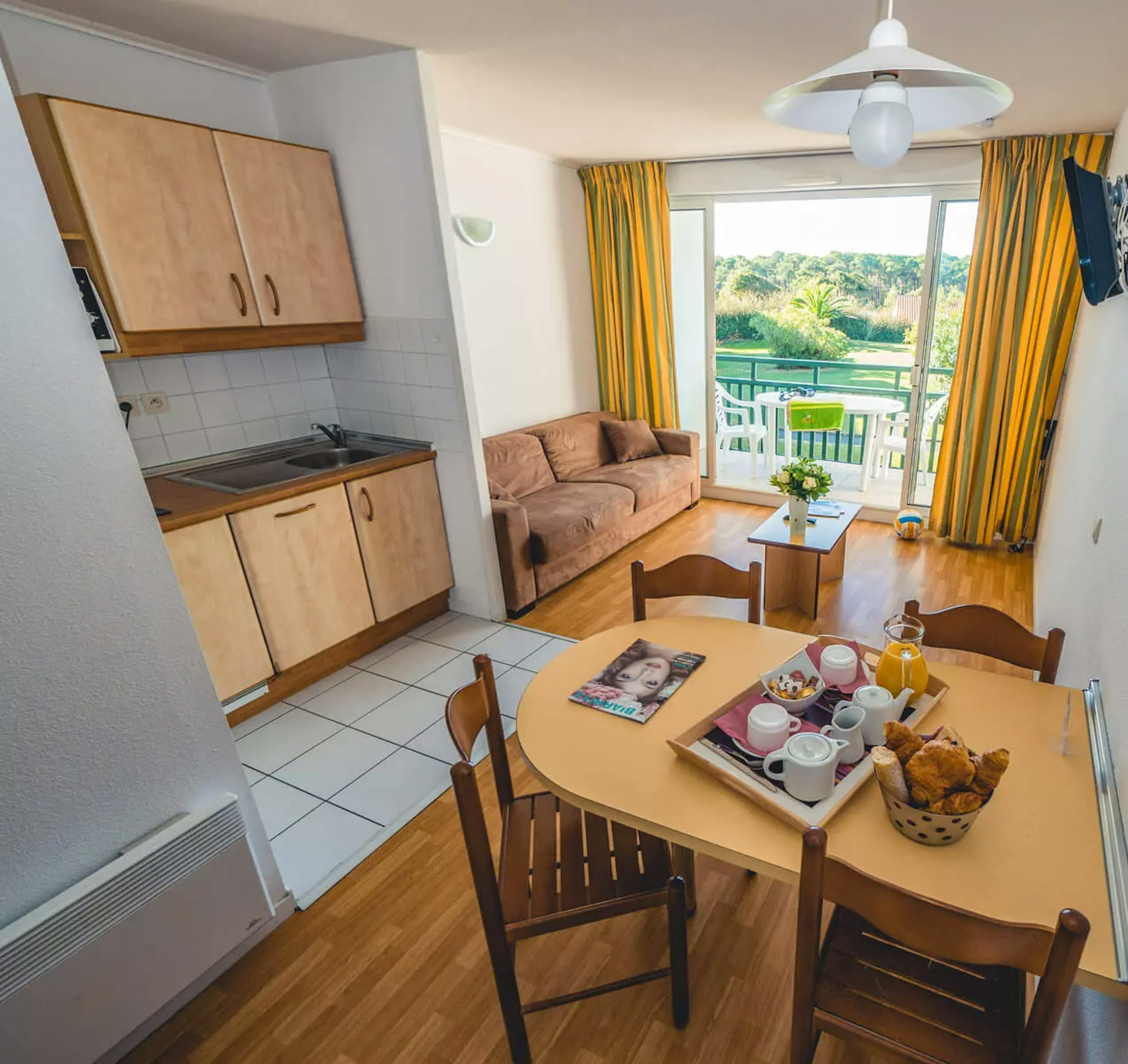 Wohnung mit Esstisch, Küchenzeile und Sofa