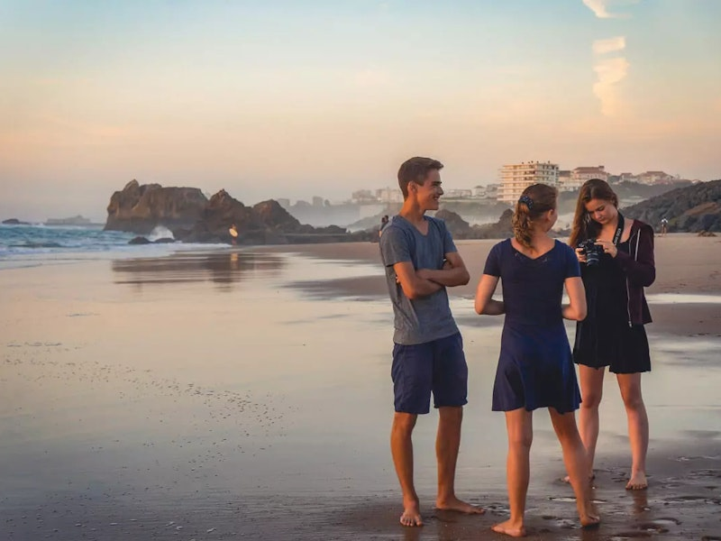 Jugendliche am Strand