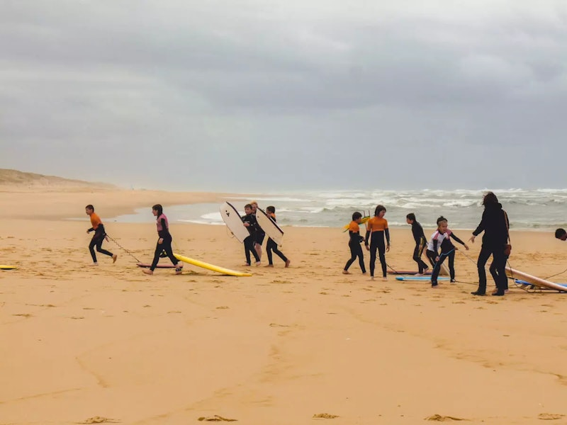 Surfgruppe am Strand