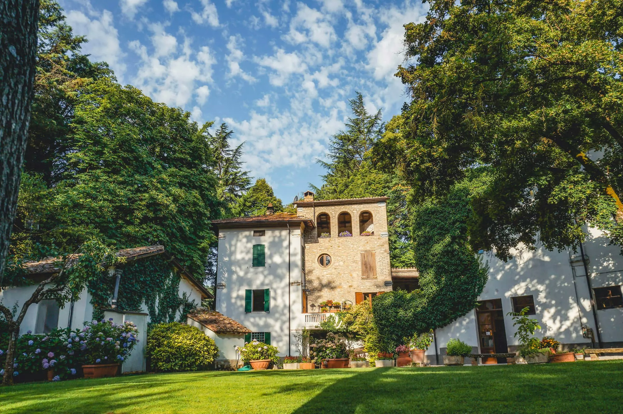 Haus zwischen Bäumen und Wiesen
