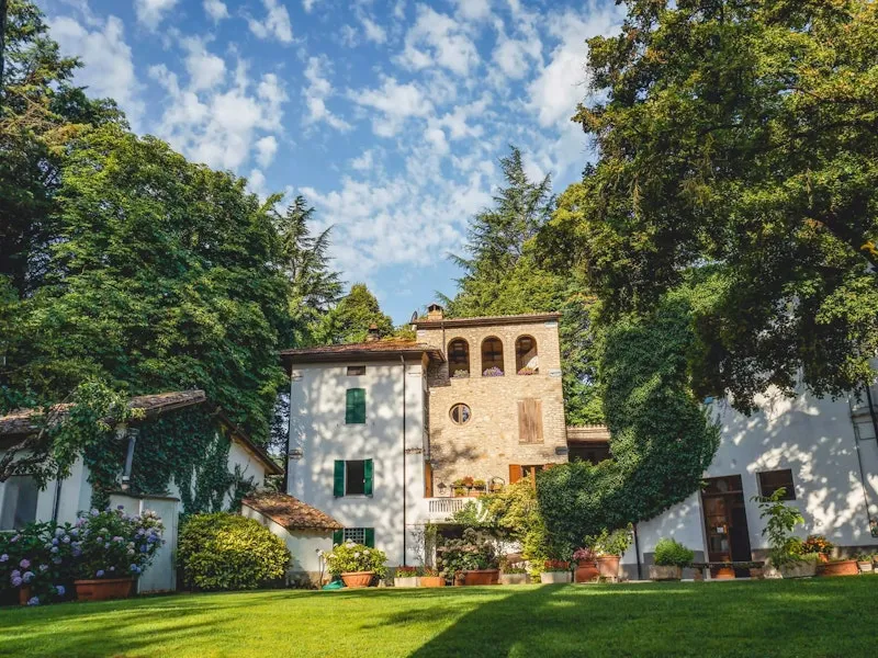 Haus zwischen Bäumen und Wiesen