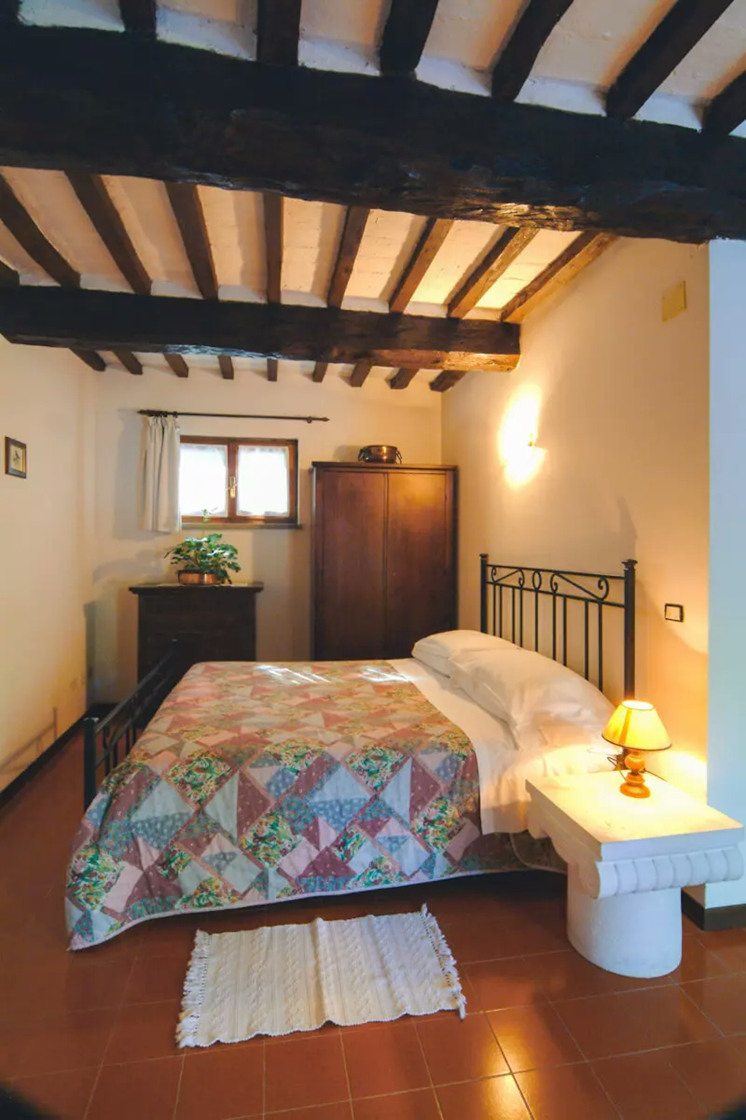 Schlafzimmer mit Doppelbett