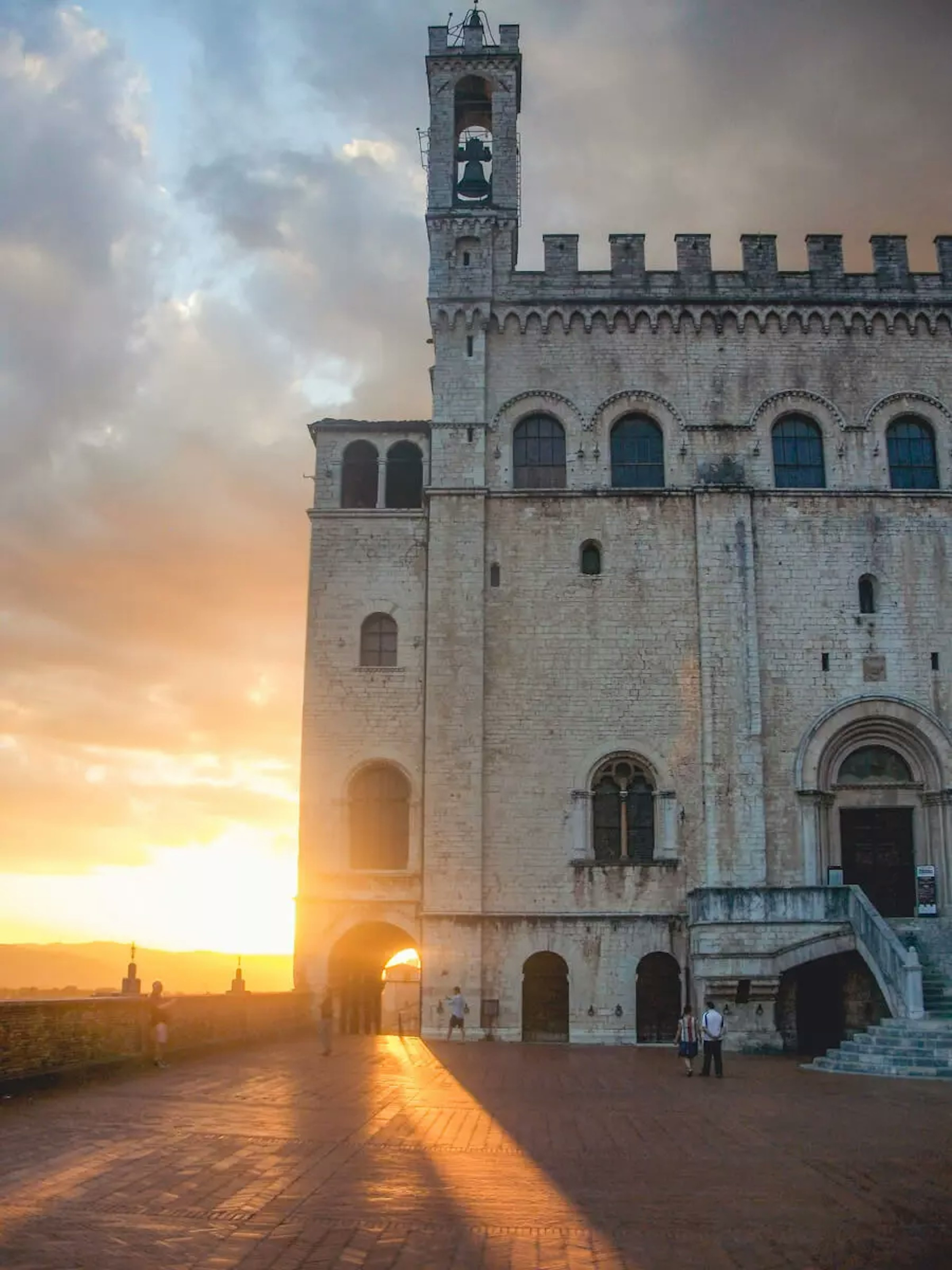 Alte Kirche im Sonnenuntergang