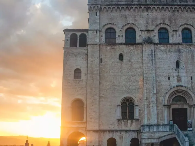 Alte Kirche im Sonnenuntergang