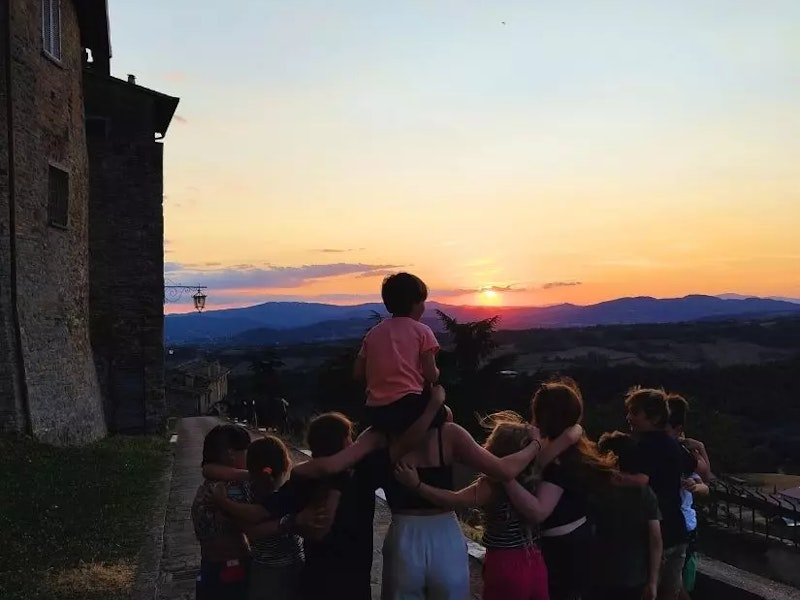 Kinder vorm Sonnenuntergang