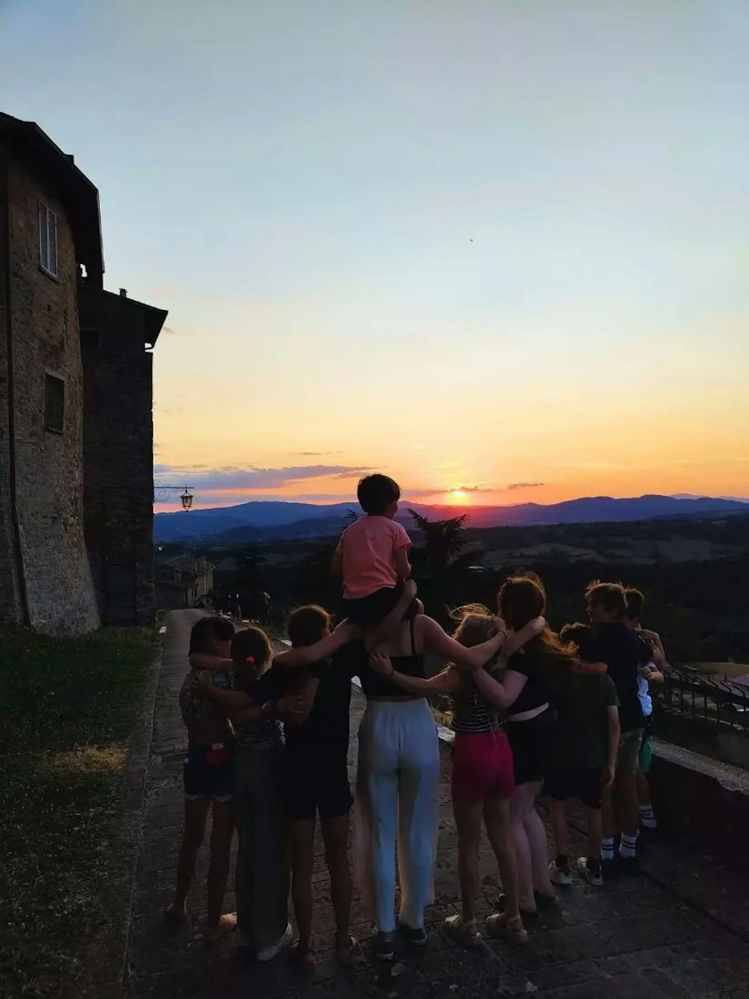 Kinder vorm Sonnenuntergang