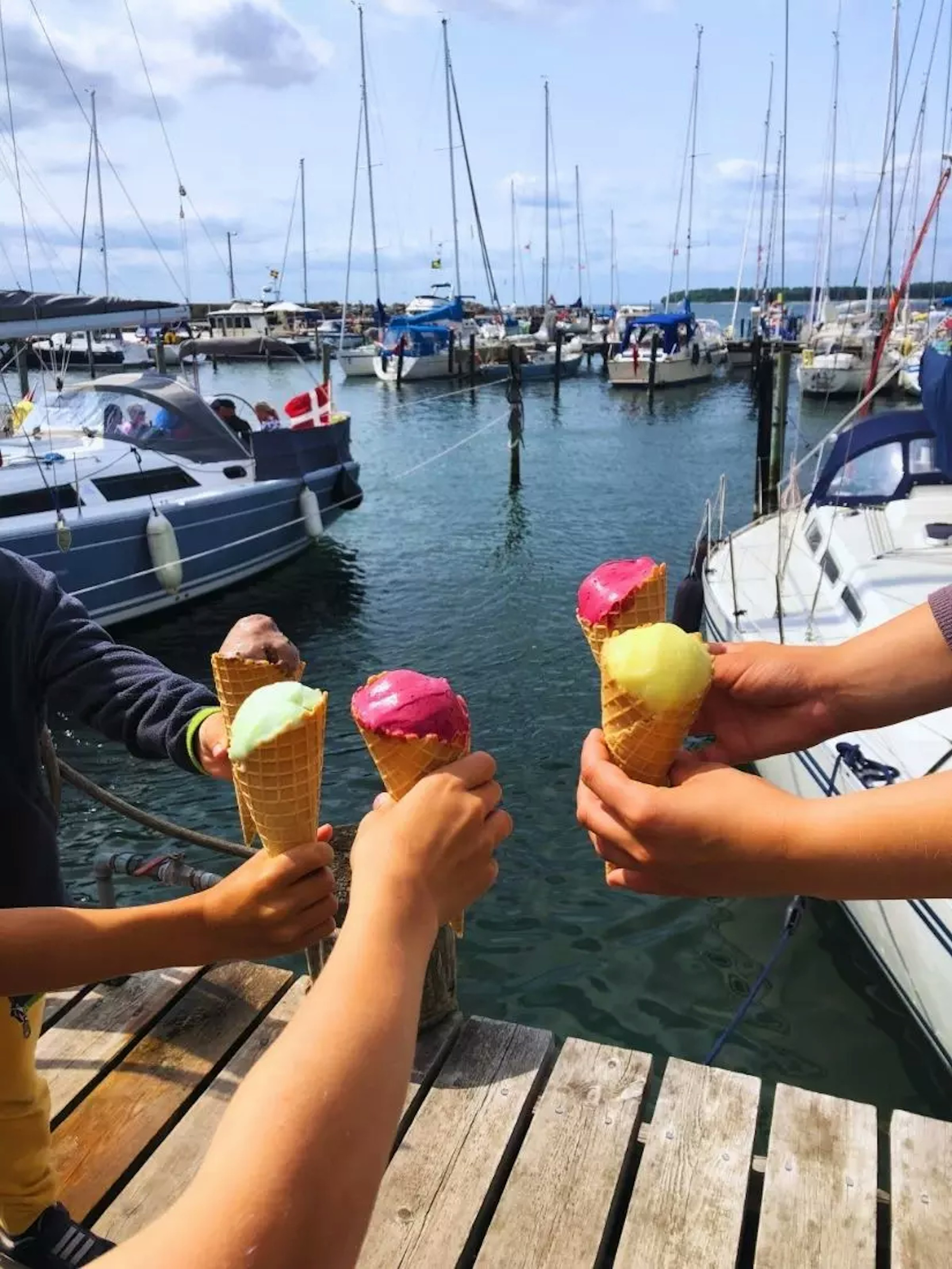 Kinder halten eis in die Kamera