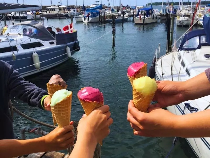 Kinder halten eis in die Kamera