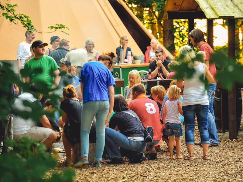Ein Fest vor einem Zelt