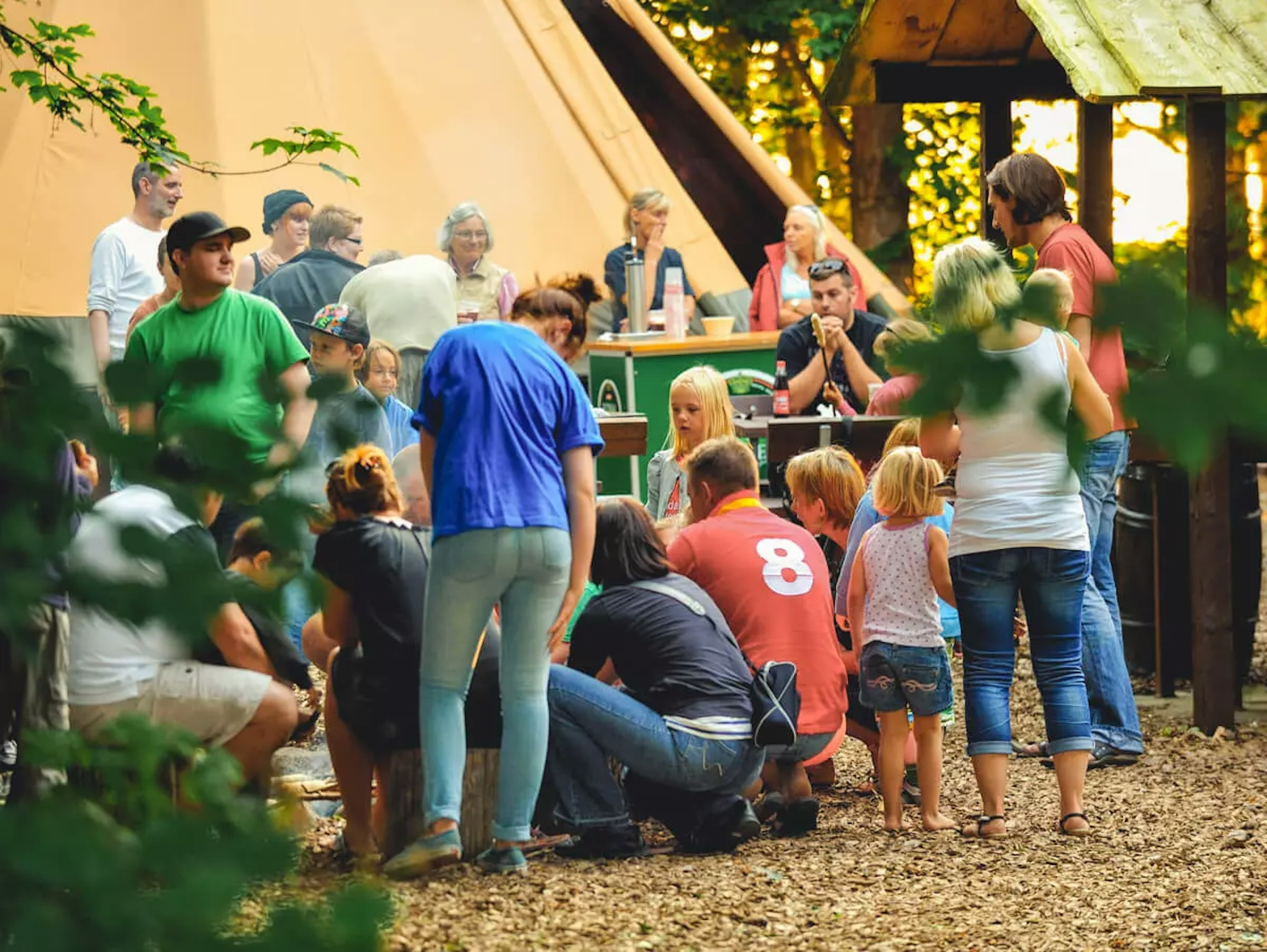 Ein Fest vor einem Zelt