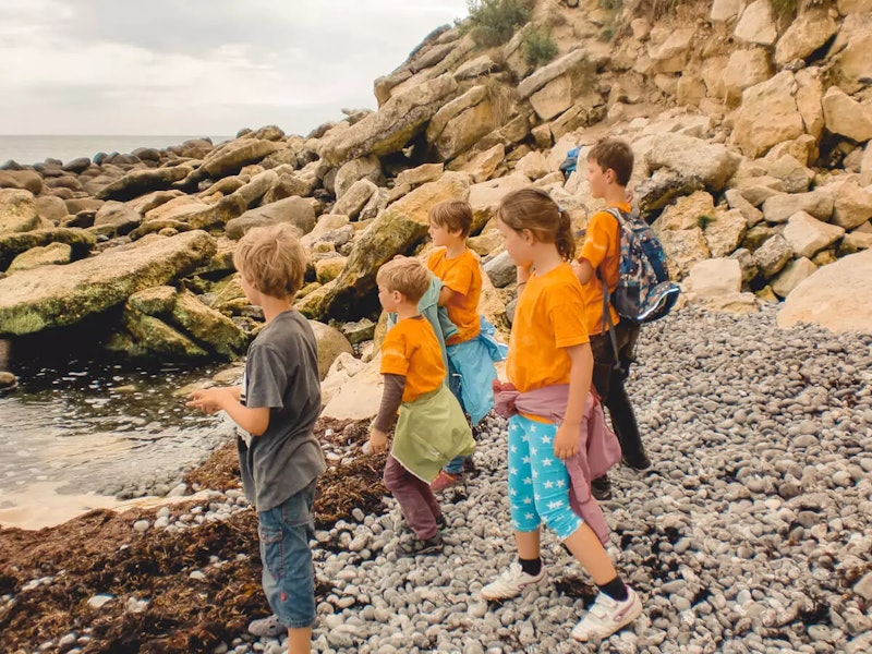 Kinder am Steinstrand