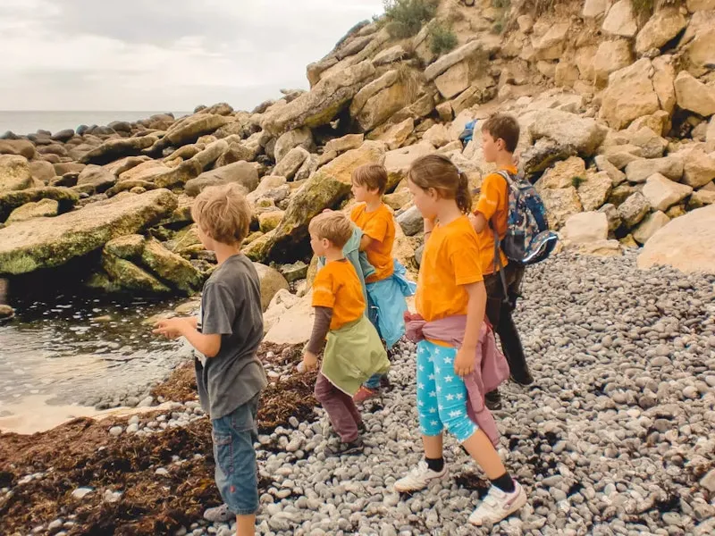 Kinder am Steinstrand