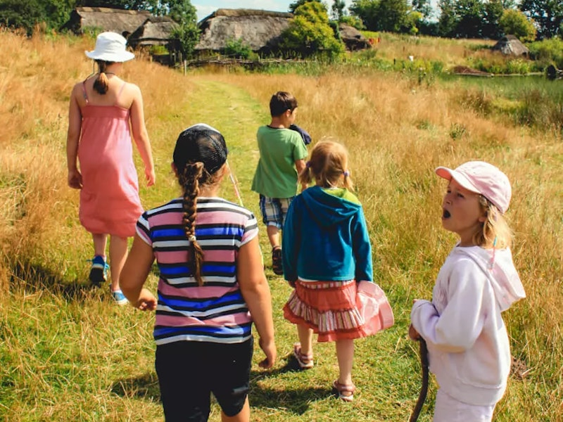 Kinder auf einer Wanderung
