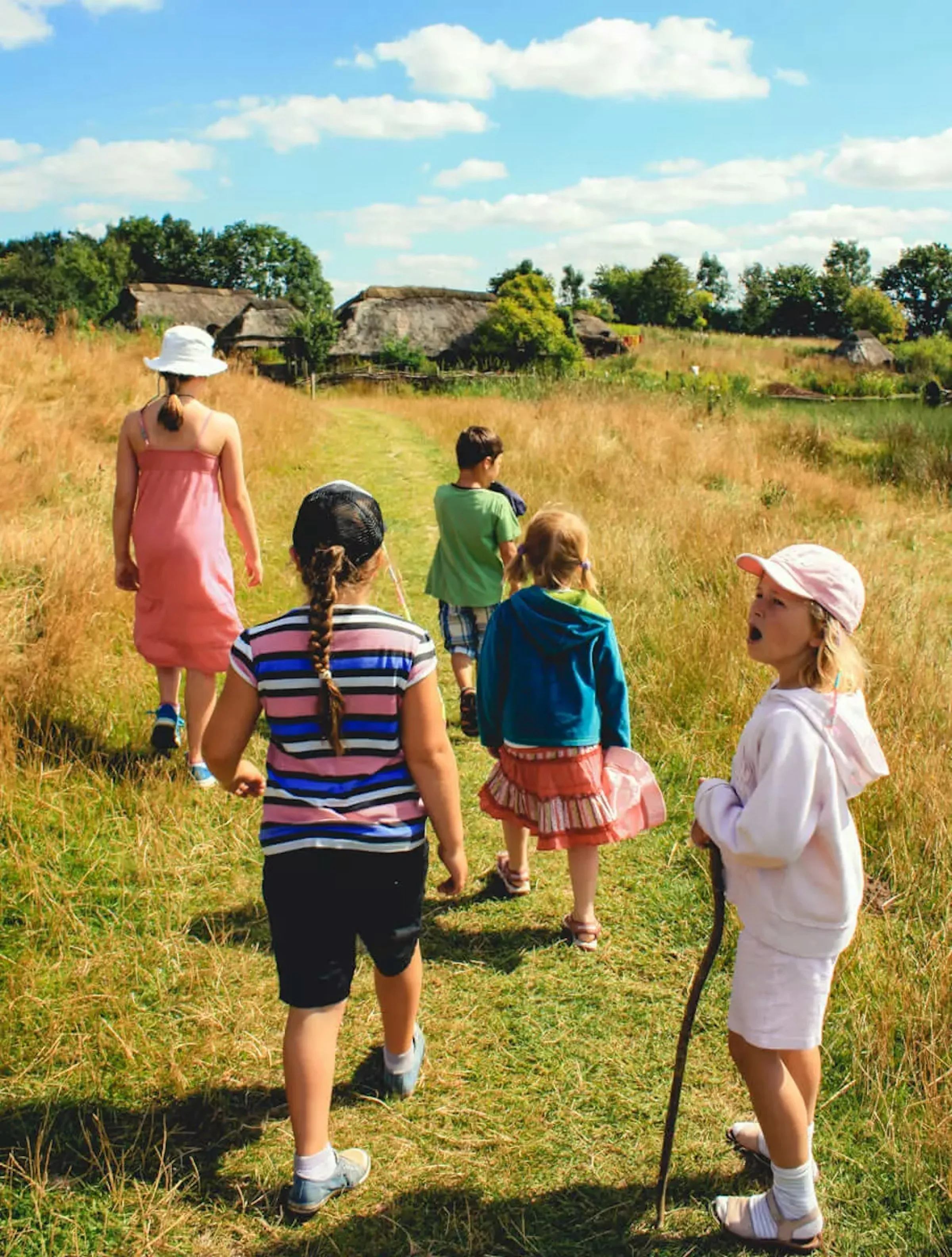 Kinder auf einer Wanderung