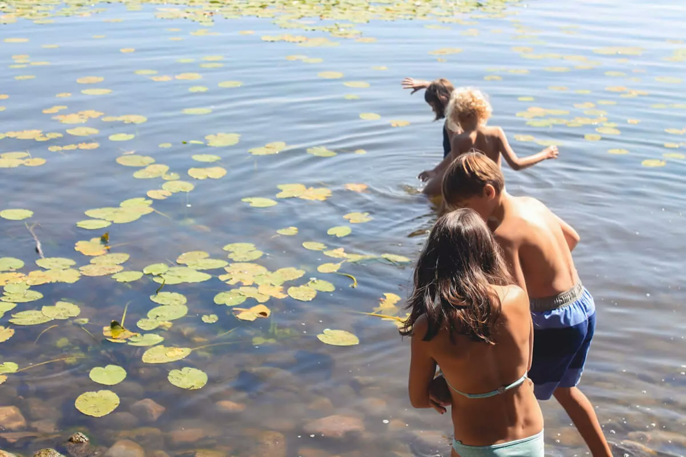 Kinder im See