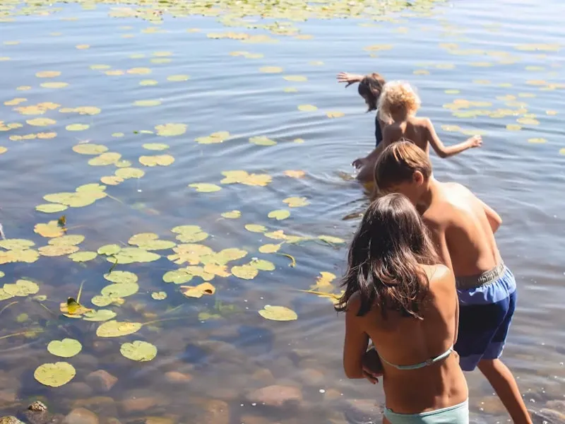 Kinder im See