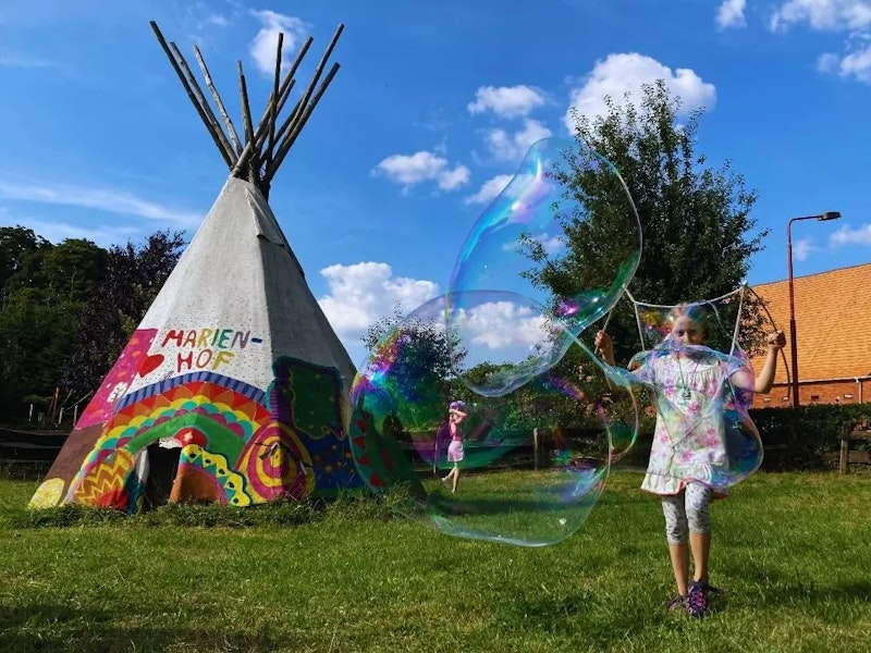 Kind macht riesen Seifenblasen