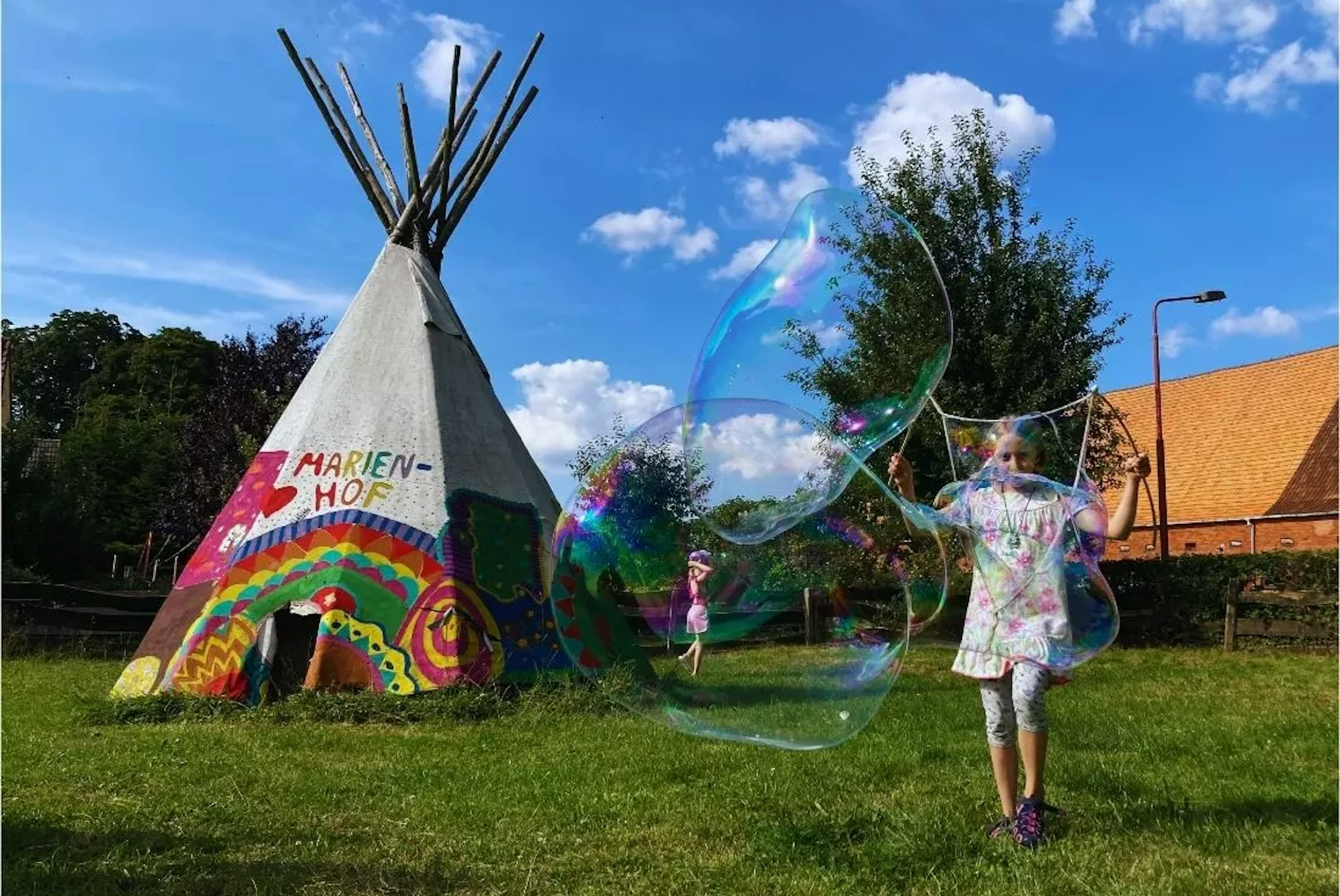 Kind macht riesen Seifenblasen