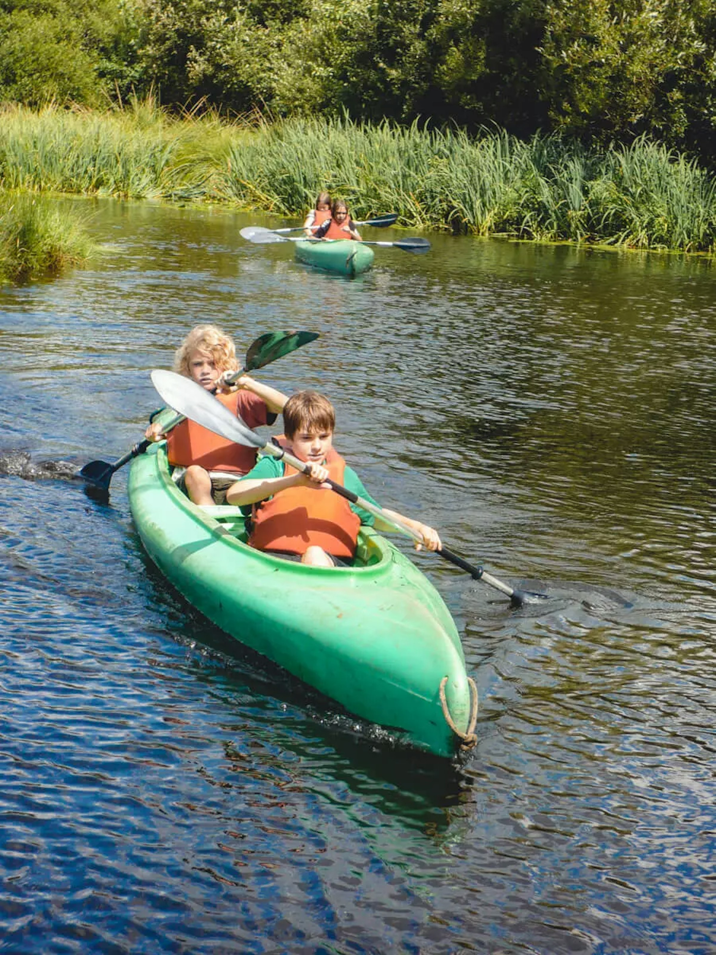 Kinder im Kanu