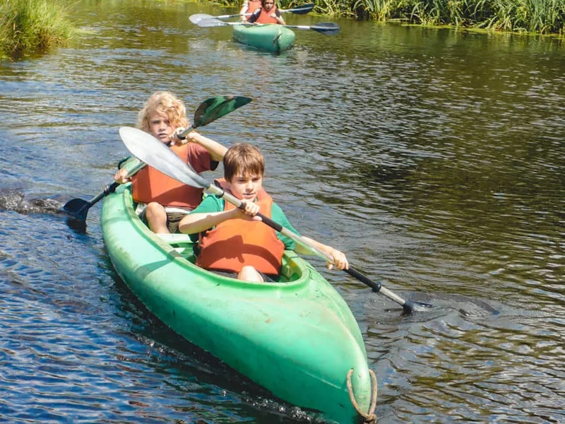 Kinder im Kanu
