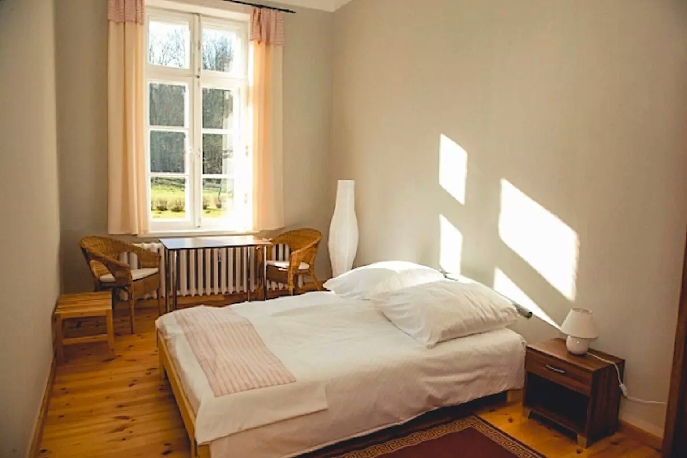 Schlafzimmer mit Doppelbett