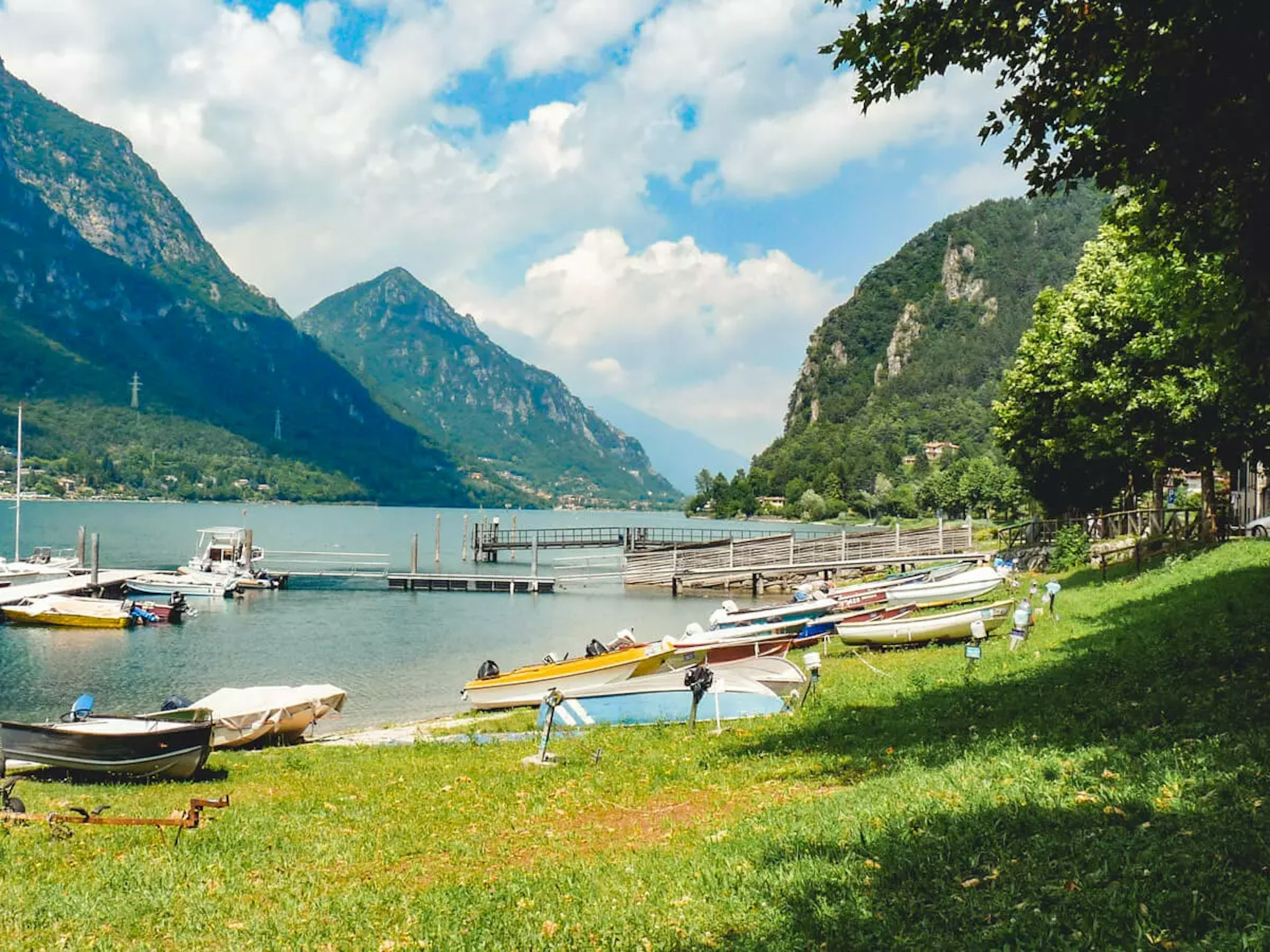 See mit Booten und Kanus umgeben von Bergen