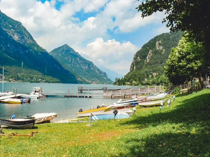 See mit Booten und Kanus umgeben von Bergen