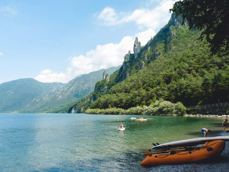 See mit Kanus in den Bergen