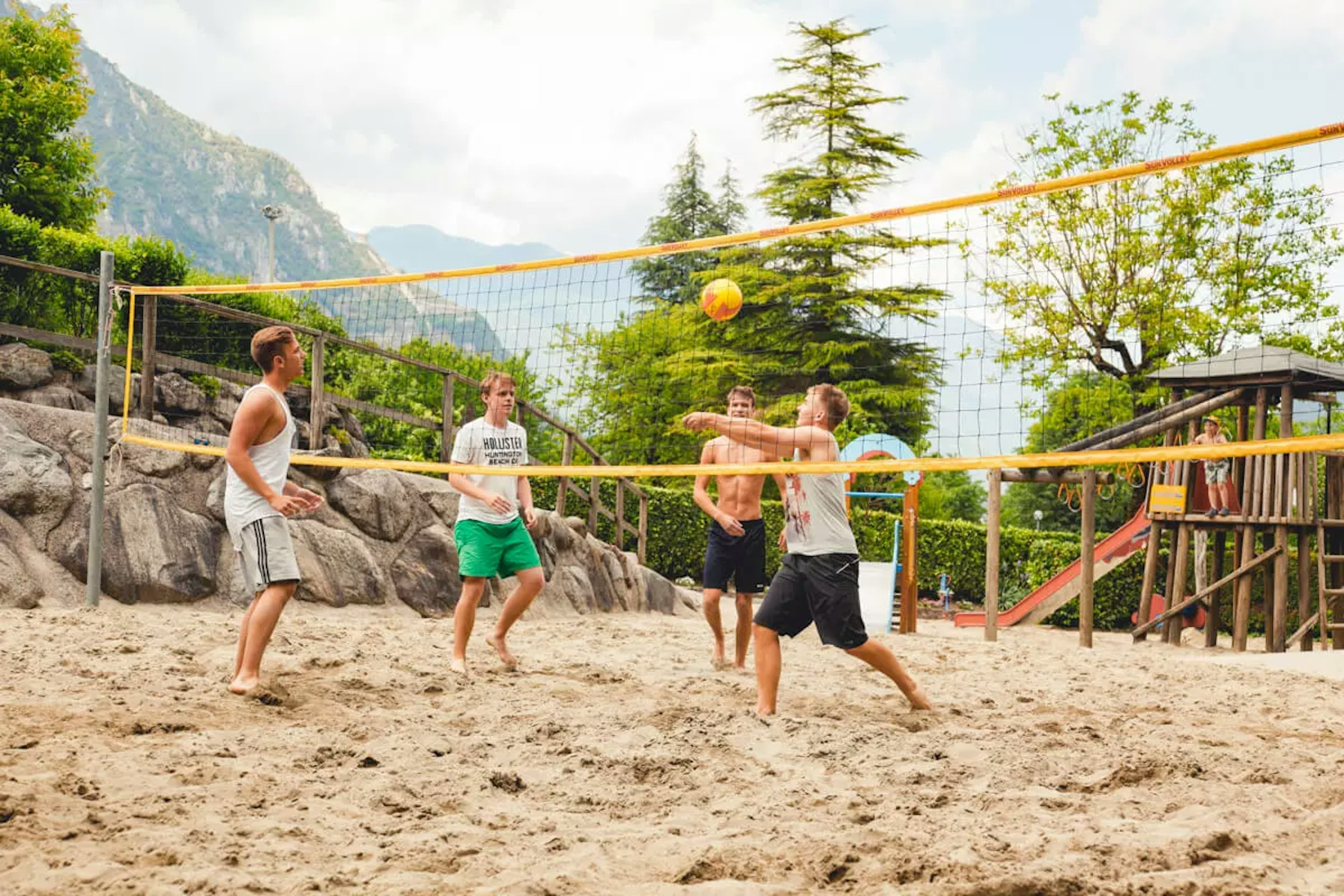 Jugendliche spielen Volleyball