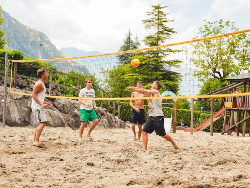 Jugendliche spielen Volleyball