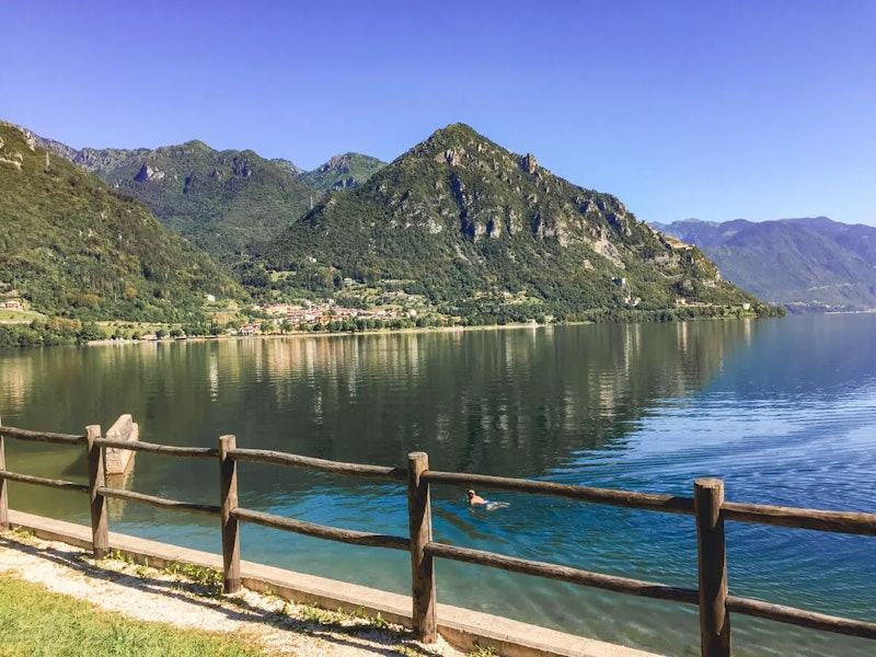 See umgeben von Bergen