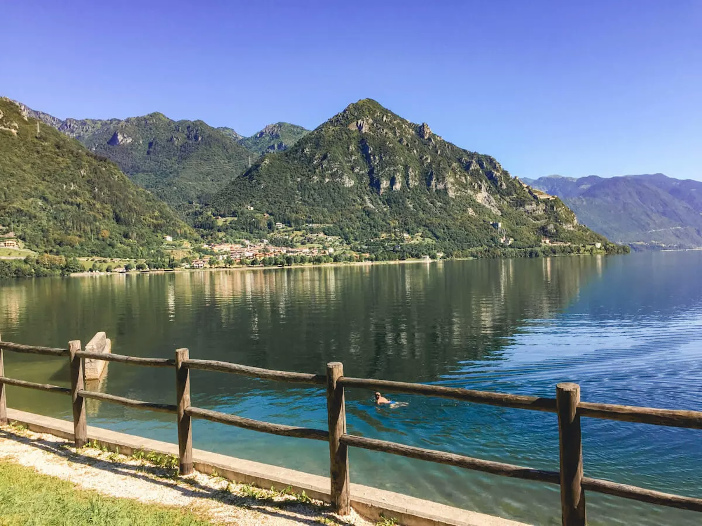 See umgeben von Bergen