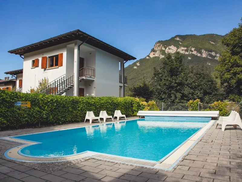 Hausansicht mit Pool
