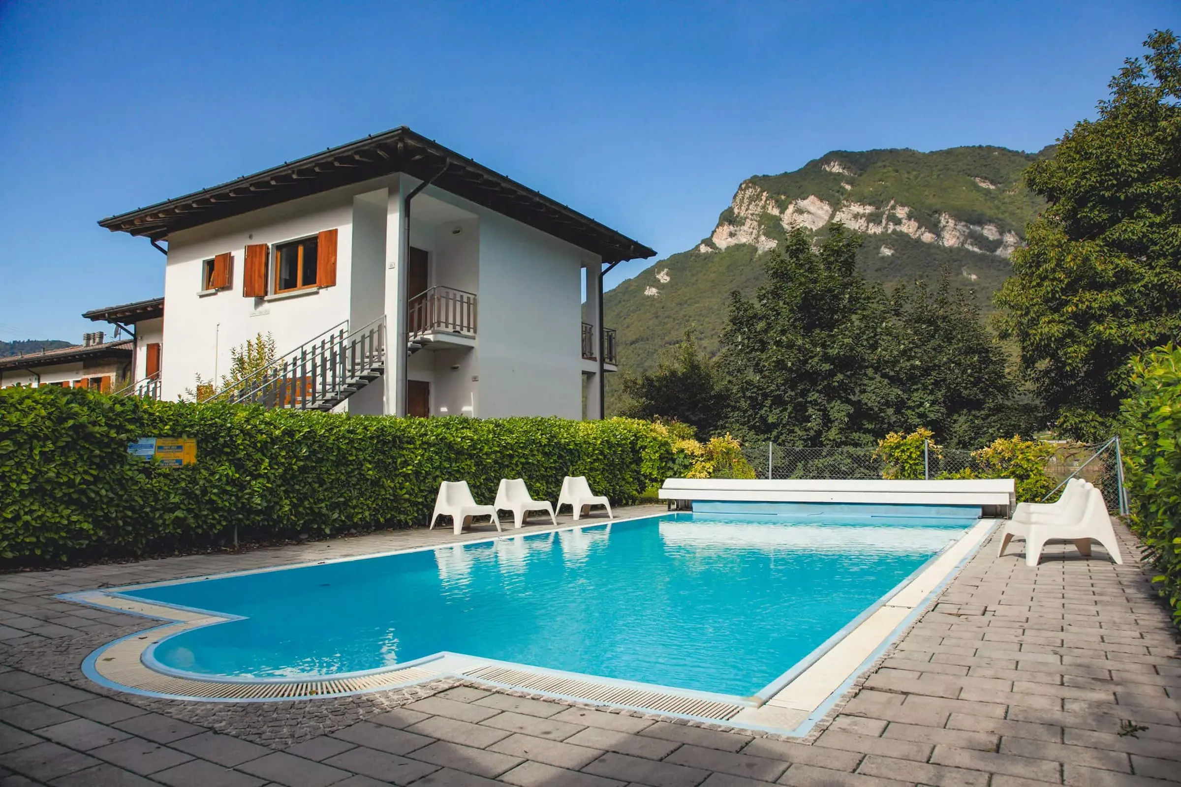 Hausansicht mit Pool