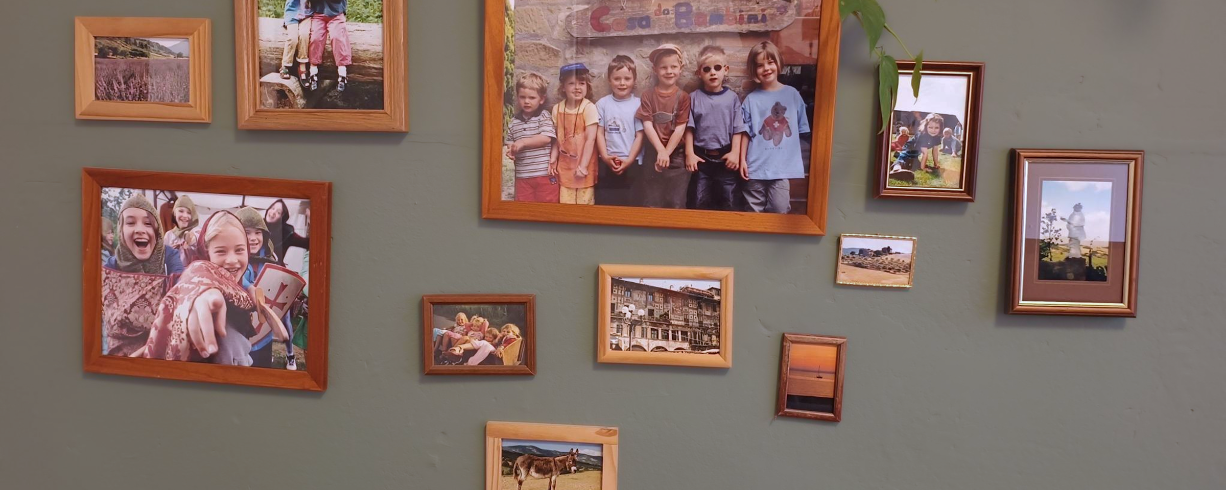 Wand mit vielen Fotos