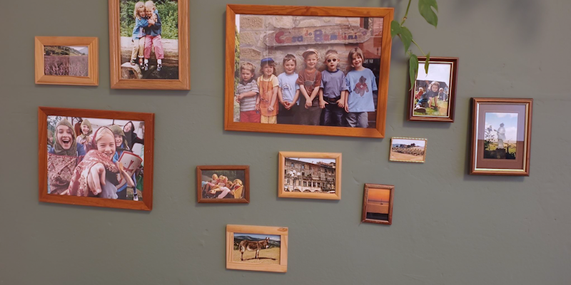 Wand mit vielen Fotos