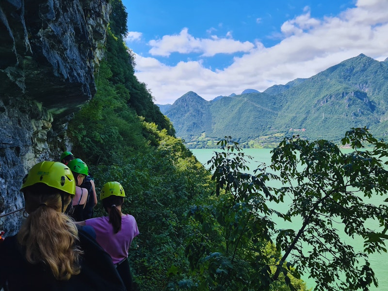 Jugendliche klettern am Berg