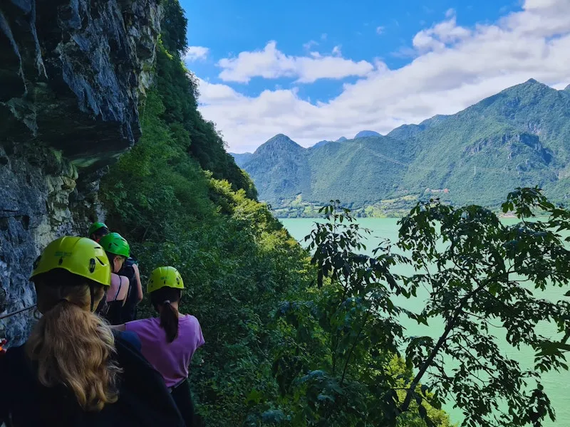 Jugendliche klettern am Berg