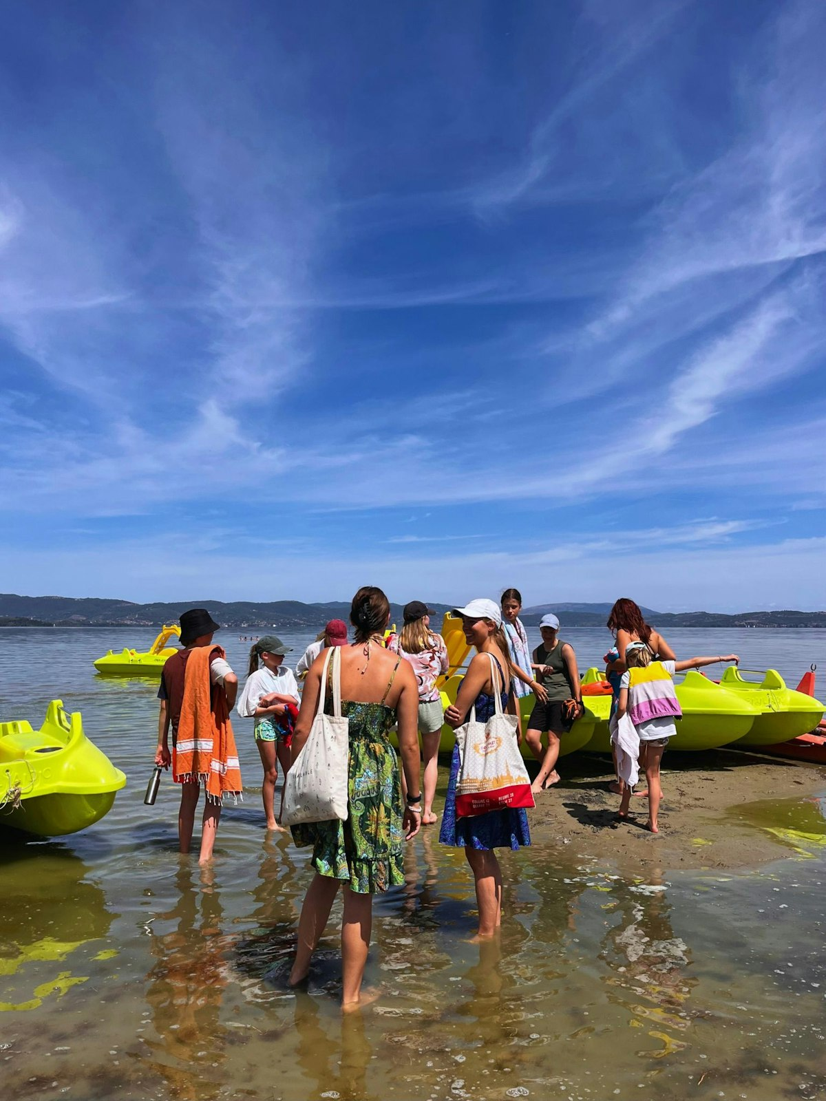 Eine Gruppe Erwachsene und Kinder macht einen Ausflug zum Boot fahren