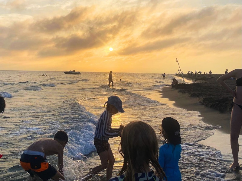 Kinder spielen am Strand