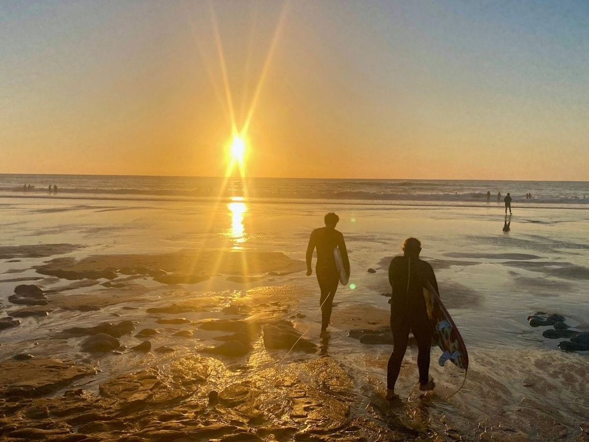Surfer im Sonnenuntergang