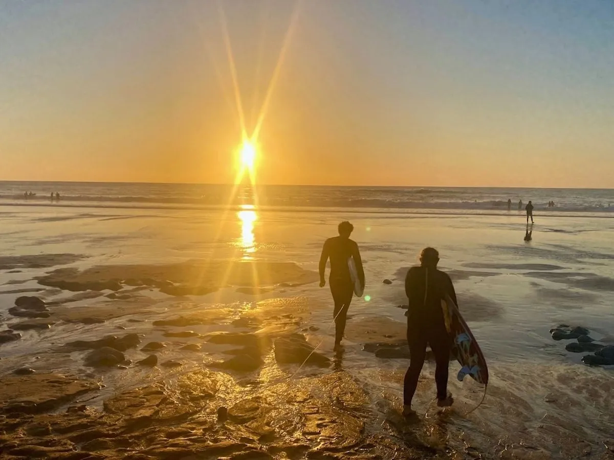 Surfer im Sonnenuntergang