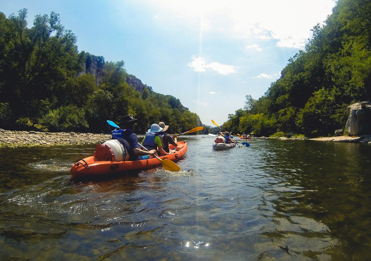 Eine Gruppe Kanu Fahrer auf einem klaren Fluss