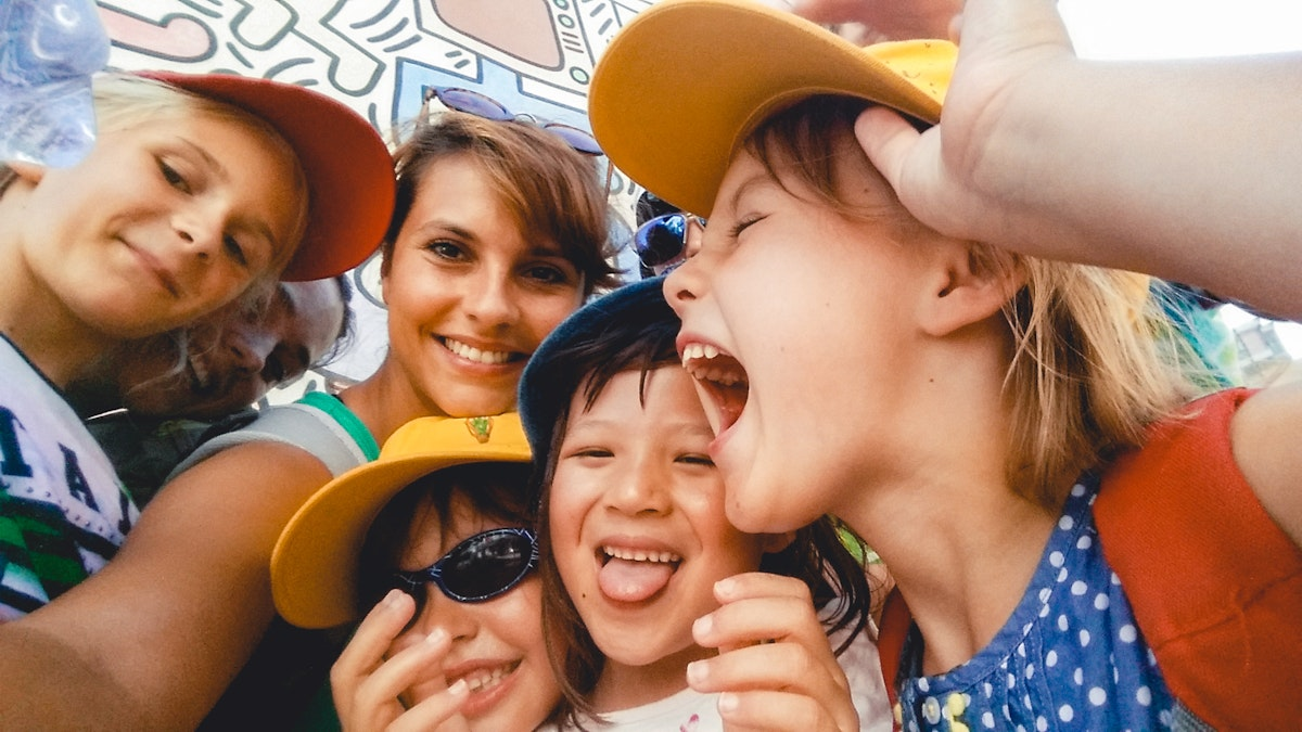 Eine Gruppe Kinder in Nahaufnahme die in die Kamera lacht