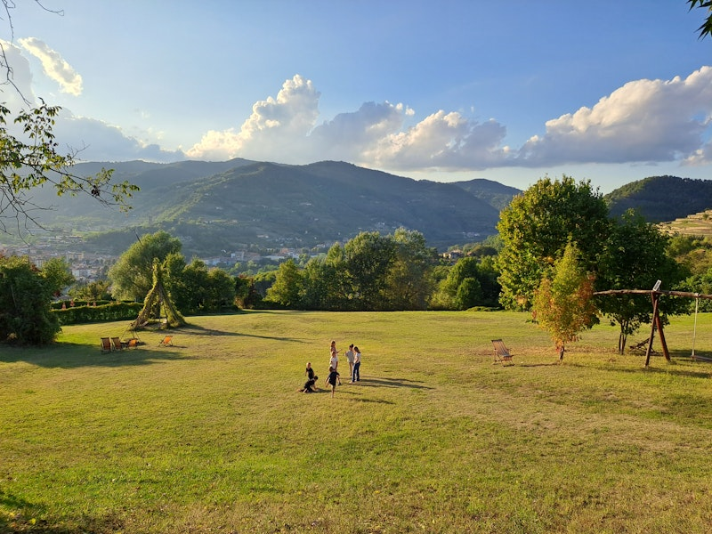 Große Wiese mit Kindern