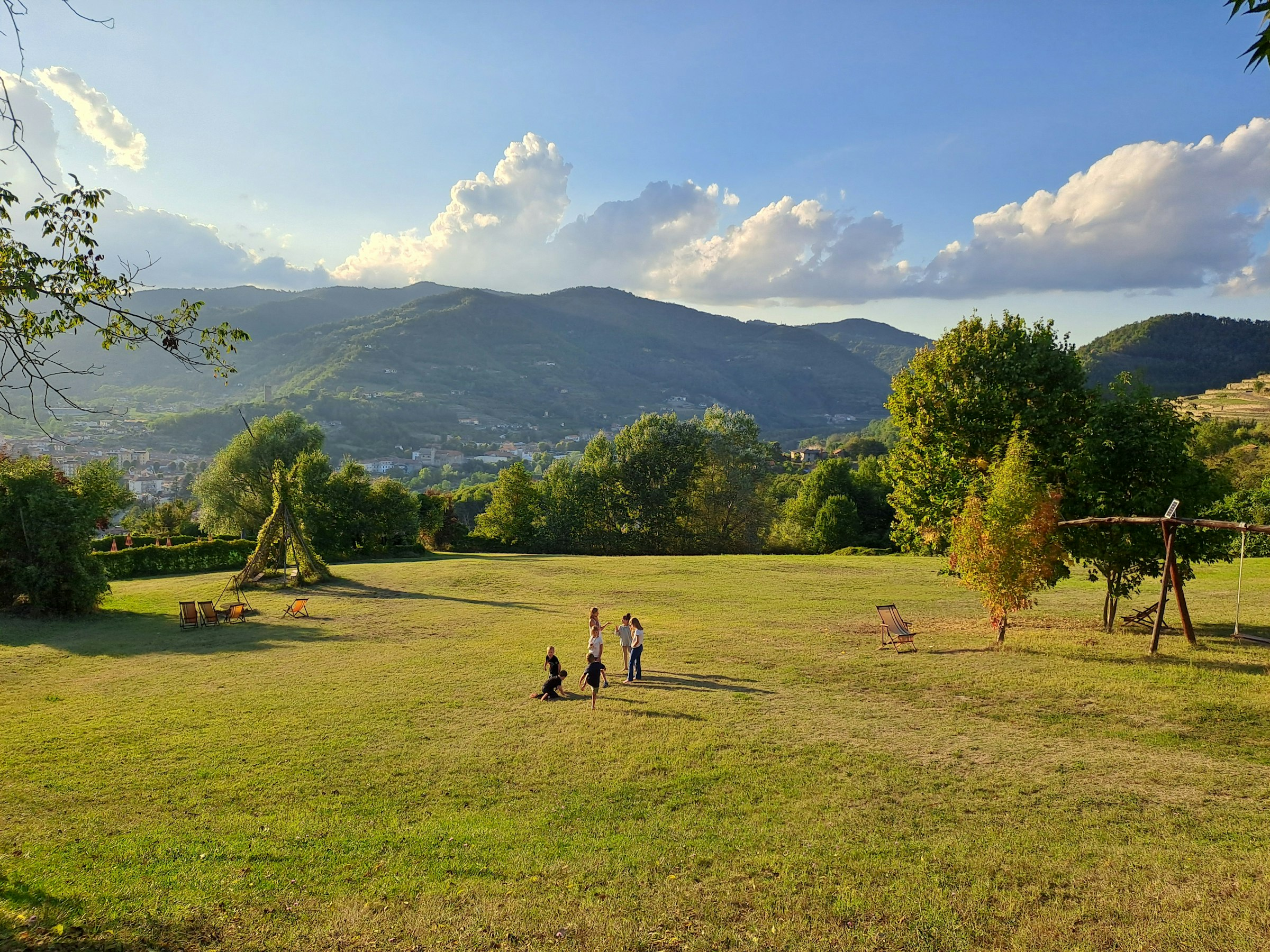Große Wiese mit Kindern